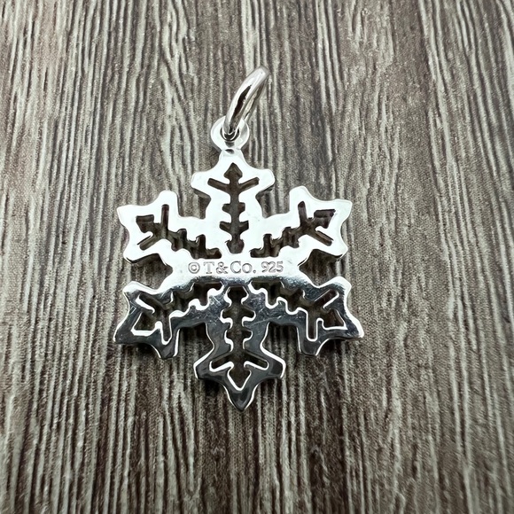 Snowflake‎ charm - Picture 2 of 3